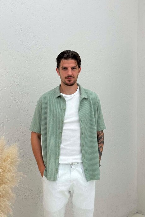 KEMISHE ME MENGE TE SHKURTRA E TEKSTURUAR PER MESHKUJ NE NGJYRE MENTE - KLAUDIO FASHION