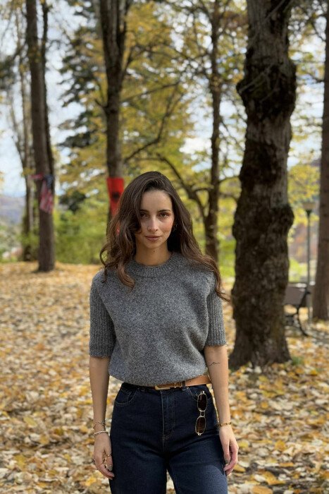 TRIKO NJË NGJYRËSHE ME MËNGË TË SHKURTRA PËR FEMRA NË NGJYRË GRI TË ERRËT - KLAUDIO FASHION
