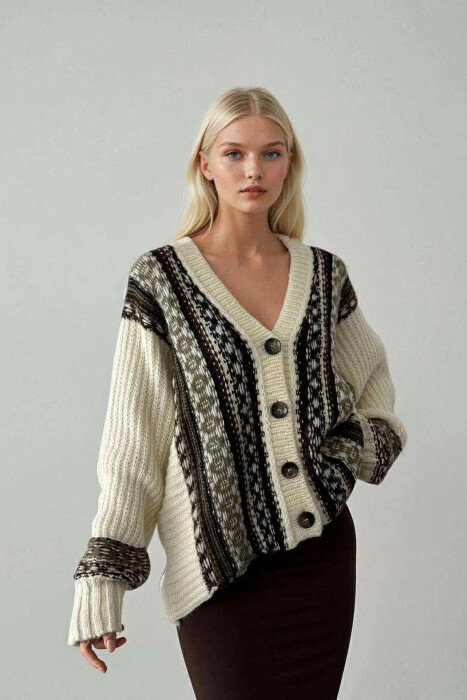 PULOVËR ME DIZAJNE TË THJESHTA PËR FEMRA NË NGJYRË KREM - KLAUDIO FASHION