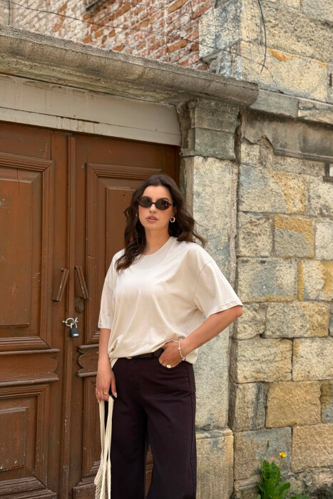 T-SHIRT I THJESHTE NJE NGJYRESH PER FEMRA NE NGJYRE BEZHE TE ZBARDHUR+ 6 PALE ÇORAPE DHURATE - KLAUDIO FASHION