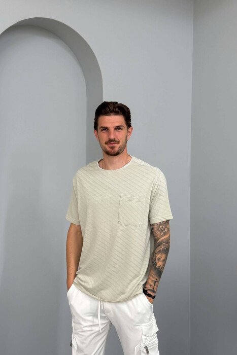 T-SHIRT ME DIZAJN ME DETAJIN E XHEPIT PËR MESHKUJ NË NGJYRËN GRI E ZBARDHUR 