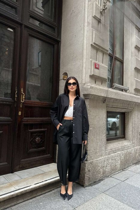 KËMISHË ME DETAJIN E XHEPIT PËR FEMRA NË NGJYRËN E ZEZË - KLAUDIO FASHION