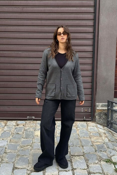 PULOVËR E THJESHTË ME DETAJE TEK MËNGËT PËR FEMRA NË NGJYRË GRI TË ERRËT - KLAUDIO FASHION