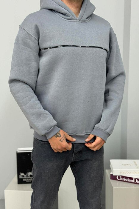 HOODIE NJE NGJYRESHE ME PUSH DHE DETAJE TE VOGLA PER MESHKUJ NE NGJYRE GRI 