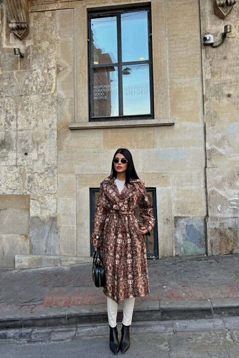 PALLTO ME DIZAJN GJARPERI DHE ME DETAJIN E RRIPIT PER FEMRA NE NGJYRE KAFE - KLAUDIO FASHION