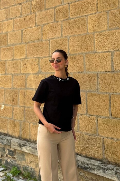 T-SHIRT ME DETAJE TEK PJESA E QAFES PER FEMRA NE NGJYRE TE ZEZE - KLAUDIO FASHION