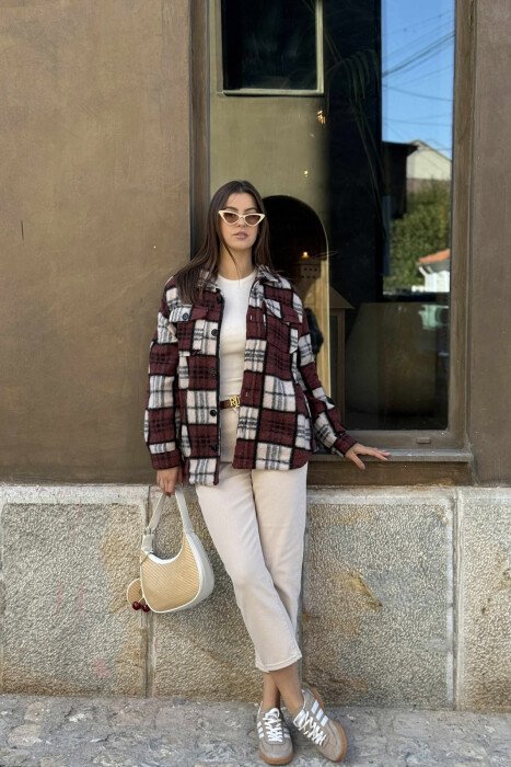 XHAKETË E NGROHTË ME DIZANJE KATRORËSH DHE BUTONA PËR FEMRA NË NGJYRËN KAFE - KLAUDIO FASHION