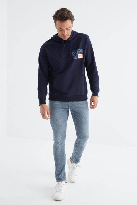 HOODIE PAMBUKU ME PAK SHKRIME PËR MESHKUJ NË NGJYRËN BLU - KLAUDIO FASHION