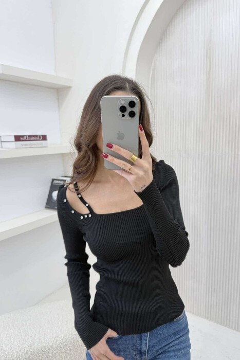 TRIKO NJË NGJYRËSHE ME DETAJIN E DIAMANTËVE PËR FEMRA NË NGJYRËN E ZEZË 