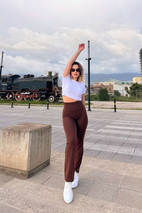 STREÇE TË THJESHTA PËR FEMRA NË NGJYRËN KAFE - 5