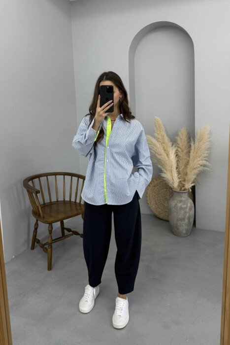 KËMISHE E THJESHTË NË DIZAJNIN E VIJAVE PËR FEMRA NË NGJYRË BLU E ZBARDHUR - KLAUDIO FASHION