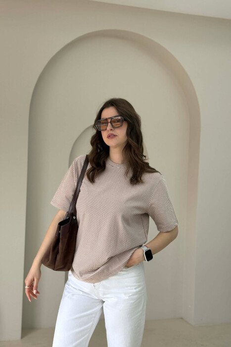 T-SHIRT ME DIZJAN VIJASH PER FEMRA NE NGJYRE KAFE + 6 PALE ÇORAPE DHURATE 