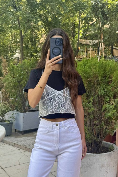 T-SHIRT E SHKURTËR ME DIZANJ DANTELLE PËR FEMRA NË NGJYRËN E ZEZË - 1
