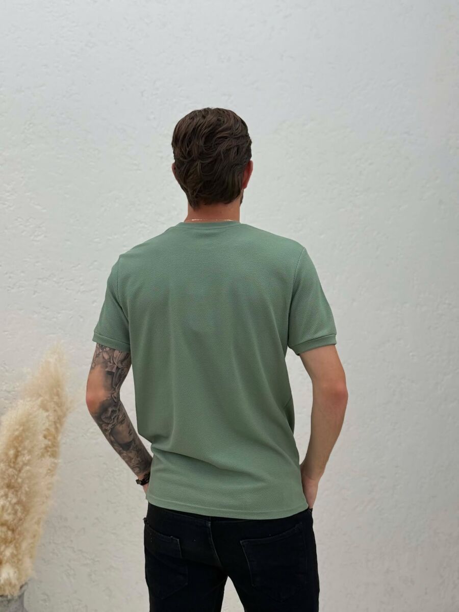 T-SHIRT I TEKSTURUAR ME JAKE TE RRUMBULLAKET PER MESHKUJ NE NGJYRE MENTE - 2