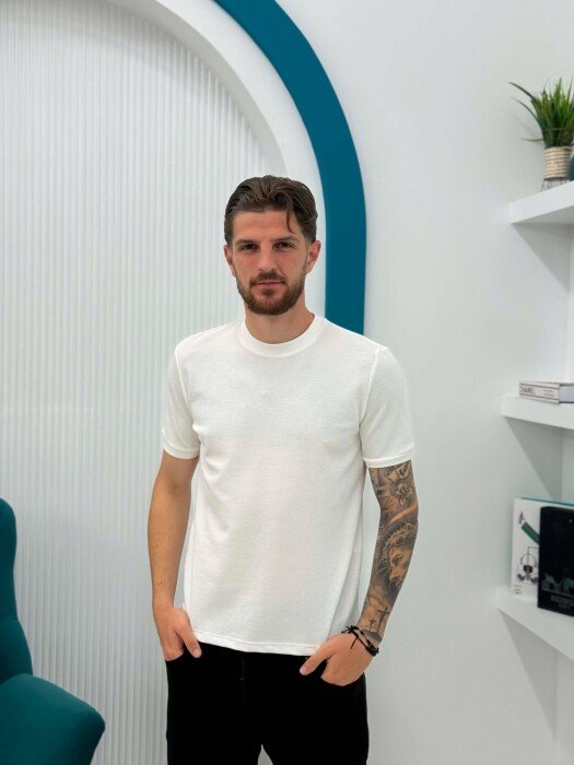 T-SHIRT I TEKSTURUAR ME JAKE TE RRUMBULLAKET PER MESHKUJ NE NGJYRE TE BARDHE - KLAUDIO FASHION