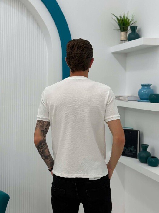T-SHIRT I TEKSTURUAR ME JAKE TE RRUMBULLAKET PER MESHKUJ NE NGJYRE TE BARDHE - 2