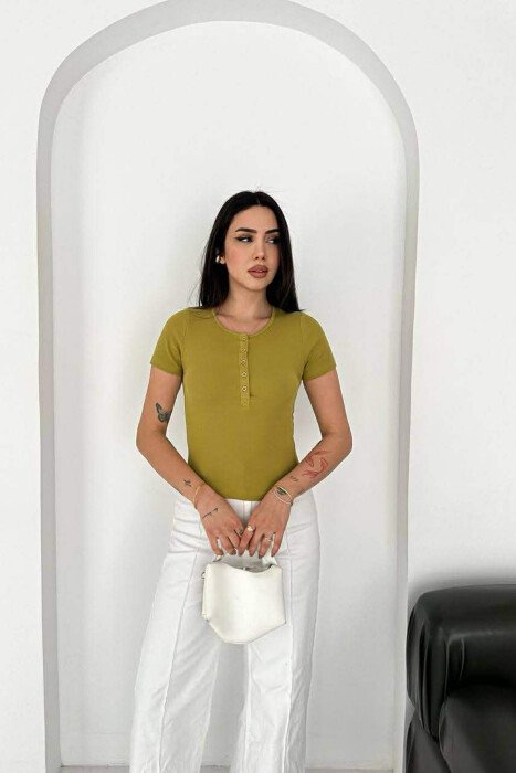 T-SHIRT I THJESHTE ME BUTONA PER FEMRA NE NGJYRE PISTAKIO 