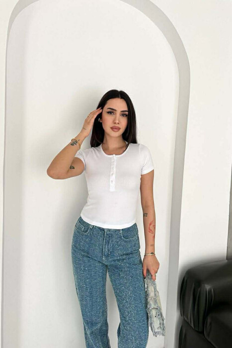 T-SHIRT I THJESHTE ME BUTONA PER FEMRA NE NGJYRE TE BARDHE - KLAUDIO FASHION