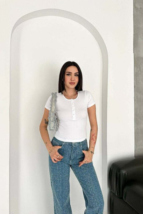 T-SHIRT I THJESHTE ME BUTONA PER FEMRA NE NGJYRE TE BARDHE - 2