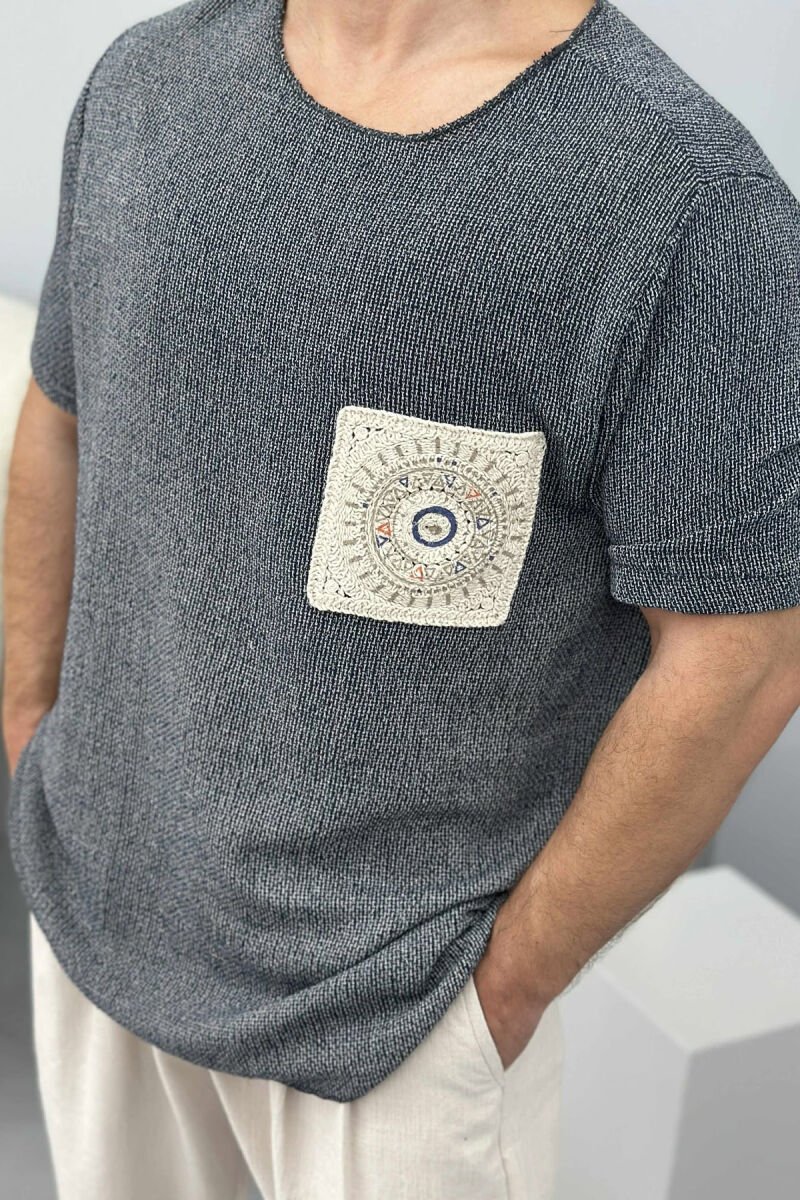 T-SHIRT I THJESHTË ME DETAJE PËR MESHKUJ NË NGJYRËN BLU E ERRËT - 2