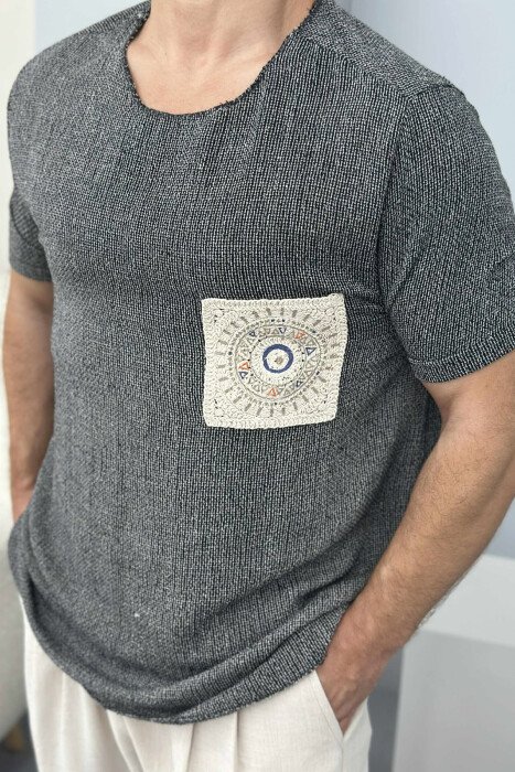 T-SHIRT I THJESHTË ME DETAJE PËR MESHKUJ NË NGJYRËN GRI E ERRËT - 2