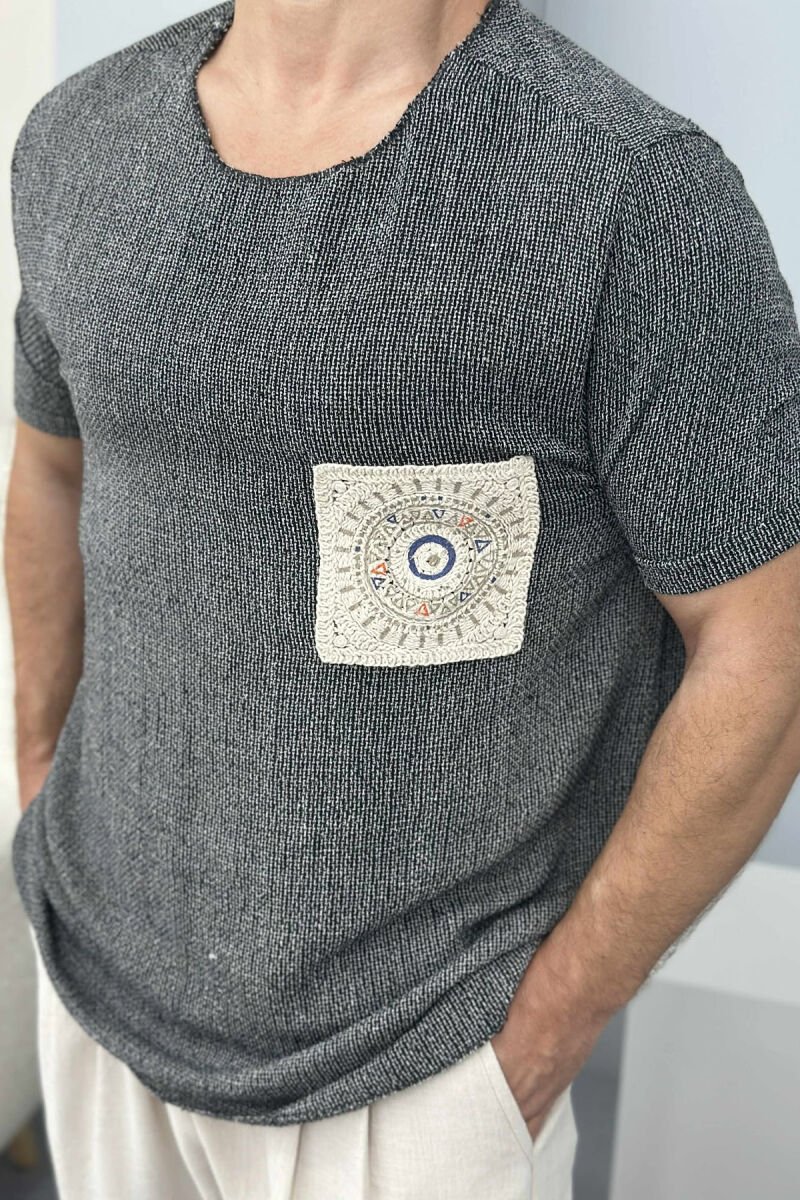 T-SHIRT I THJESHTË ME DETAJE PËR MESHKUJ NË NGJYRËN GRI E ERRËT - 2