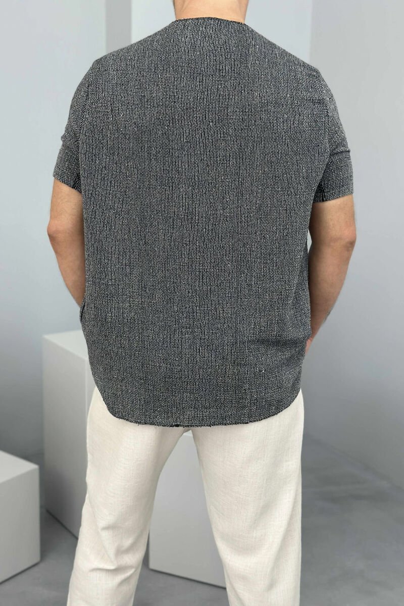 T-SHIRT I THJESHTË ME DETAJE PËR MESHKUJ NË NGJYRËN GRI E ERRËT - 3