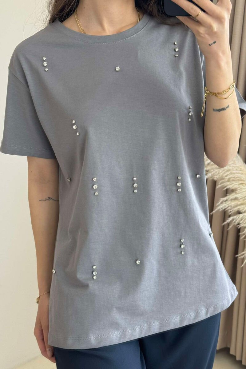 T-SHIRT I THJESHTË ME DETAJIN E GURËVE PËR FEMRA NË NGJYRËN GRI - 2