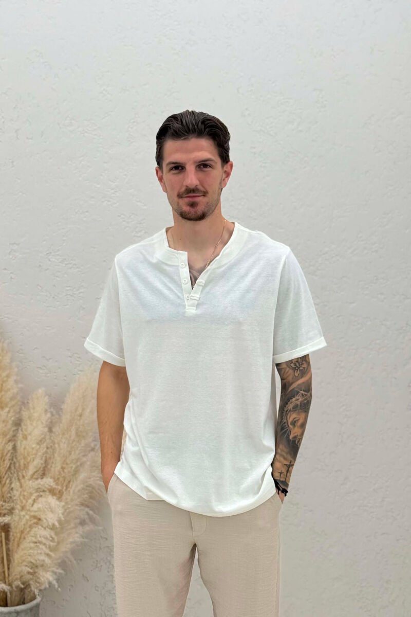 T-SHIRT I THJESHTË ME DETAJIN E KOPSAVE PËR MESHKUJ NË NGJYRËN E BARDHË - 1