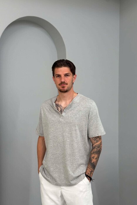 T-SHIRT I THJESHTË ME DETAJIN E KOPSAVE PËR MESHKUJ NË NGJYRËN GRI E ZBARDHUR - 1