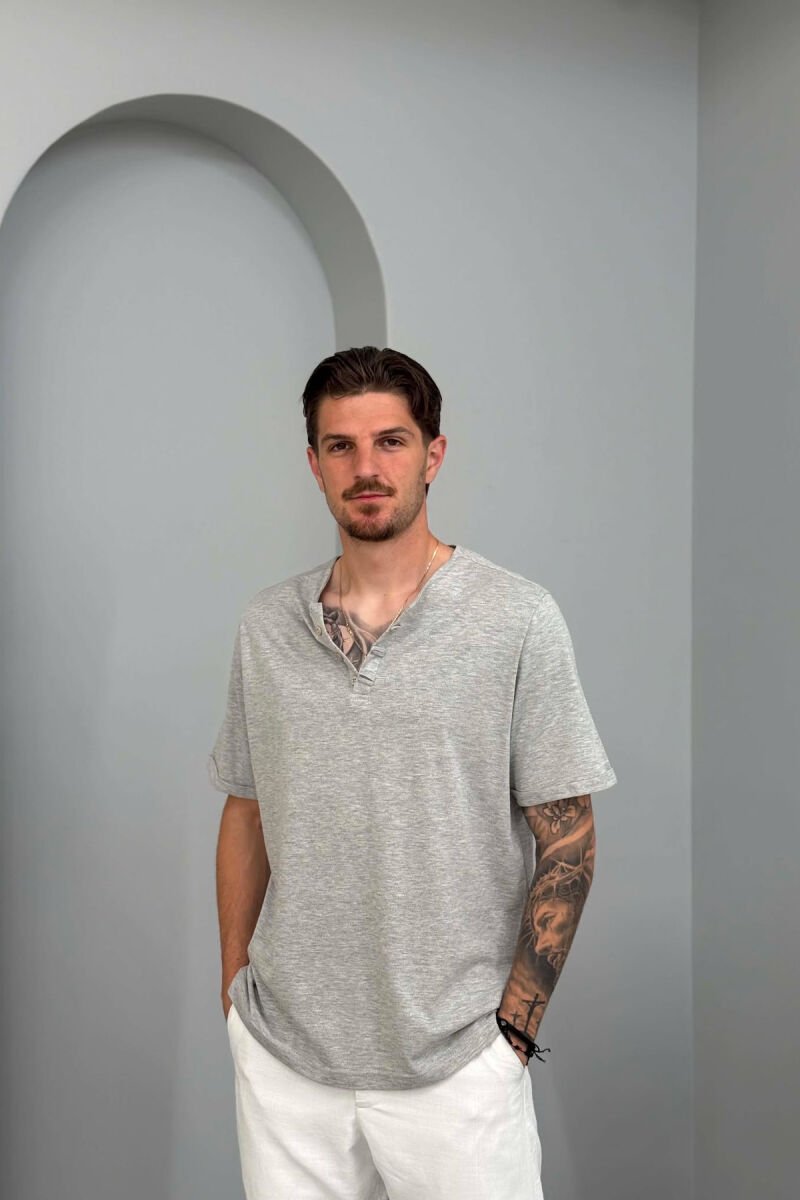 T-SHIRT I THJESHTË ME DETAJIN E KOPSAVE PËR MESHKUJ NË NGJYRËN GRI E ZBARDHUR - 1