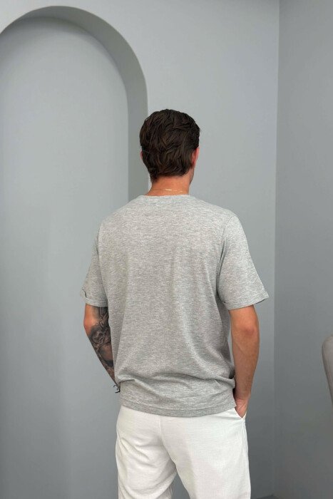 T-SHIRT I THJESHTË ME DETAJIN E KOPSAVE PËR MESHKUJ NË NGJYRËN GRI E ZBARDHUR - 2