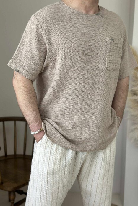 T-SHIRT I THJESHTË ME DETAJIN E XHEPIT PËR MESHKUJ NË NGJYRËN BEZHË - 1