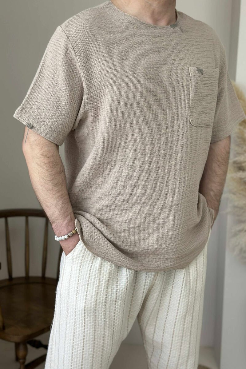 T-SHIRT I THJESHTË ME DETAJIN E XHEPIT PËR MESHKUJ NË NGJYRËN BEZHË - 1
