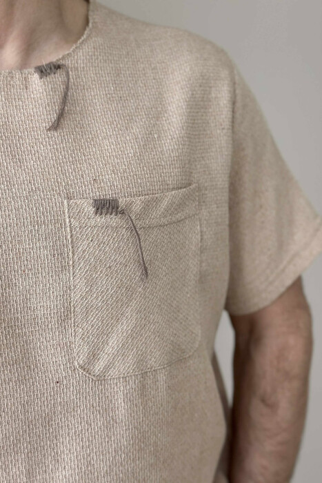 T-SHIRT I THJESHTË ME DETAJIN E XHEPIT PËR MESHKUJ NË NGJYRËN BEZHË - 3