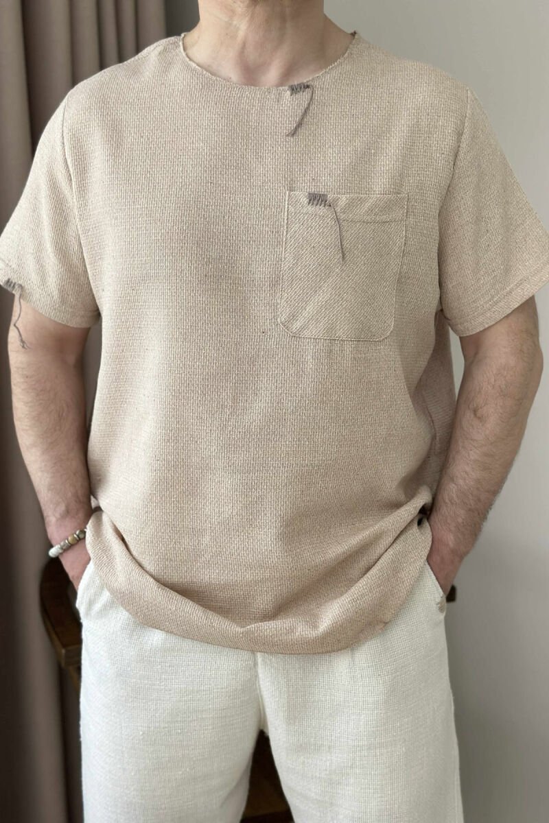 T-SHIRT I THJESHTË ME DETAJIN E XHEPIT PËR MESHKUJ NË NGJYRËN BEZHË - 4