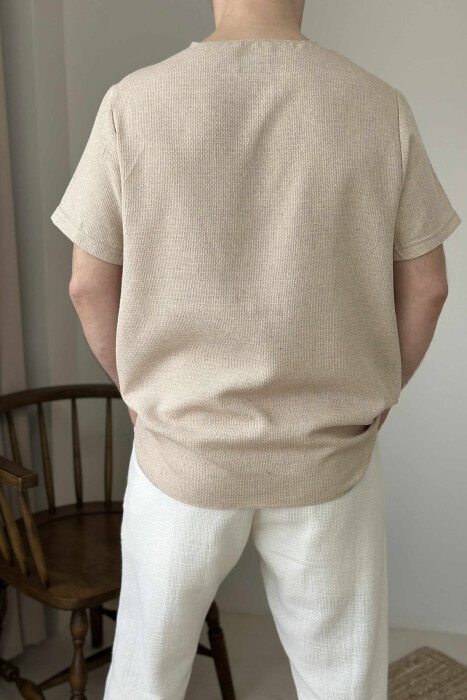 T-SHIRT I THJESHTË ME DETAJIN E XHEPIT PËR MESHKUJ NË NGJYRËN BEZHË - 5