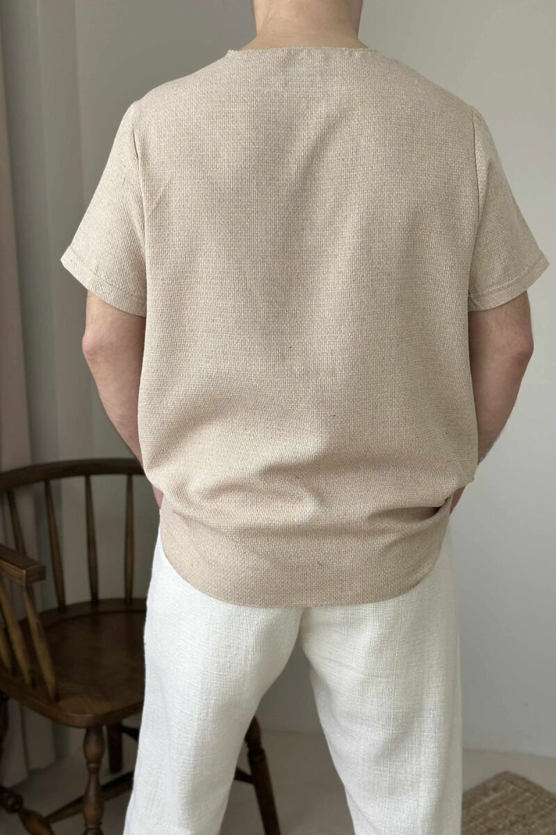 T-SHIRT I THJESHTË ME DETAJIN E XHEPIT PËR MESHKUJ NË NGJYRËN BEZHË - 5