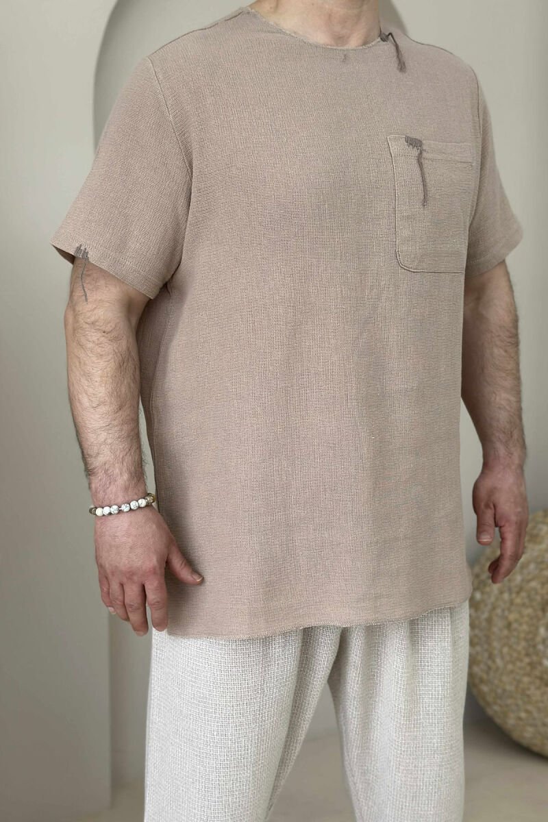 T-SHIRT I THJESHTË ME DETAJIN E XHEPIT PËR MESHKUJ NË NGJYRËN BEZHË - 2
