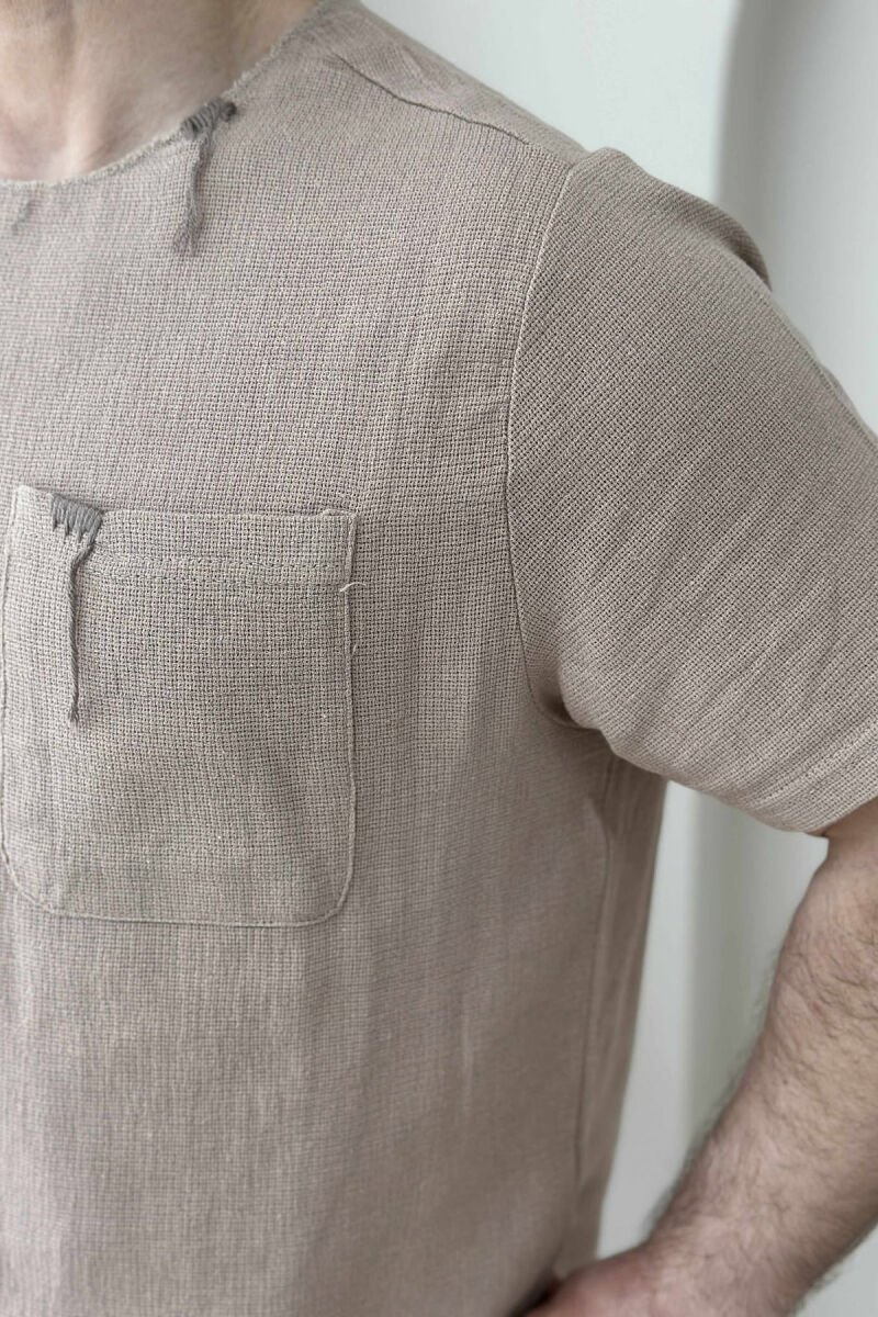 T-SHIRT I THJESHTË ME DETAJIN E XHEPIT PËR MESHKUJ NË NGJYRËN BEZHË - 3
