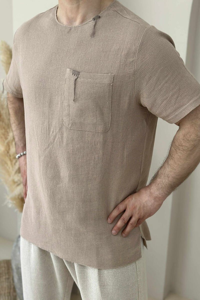 T-SHIRT I THJESHTË ME DETAJIN E XHEPIT PËR MESHKUJ NË NGJYRËN BEZHË - 4