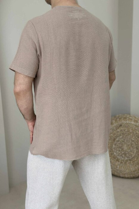 T-SHIRT I THJESHTË ME DETAJIN E XHEPIT PËR MESHKUJ NË NGJYRËN BEZHË - 5
