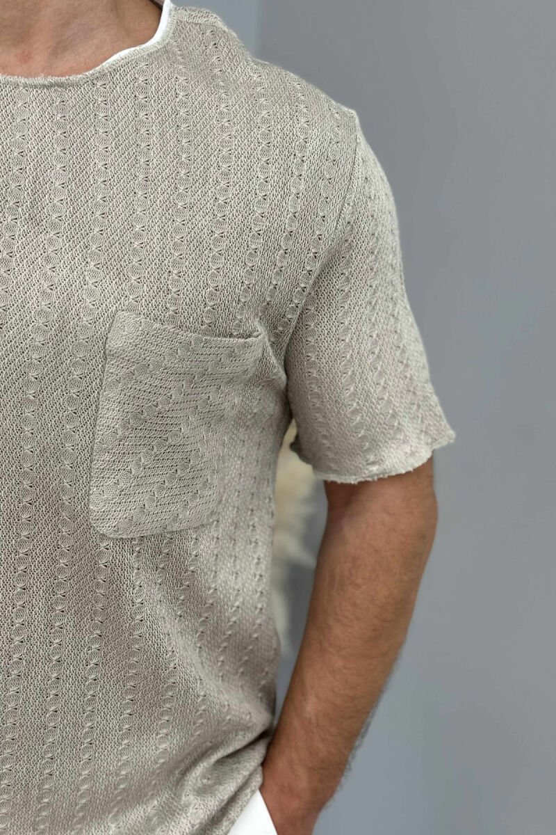 T-SHIRT I THJESHTË ME DETAJIN E XHEPIT PËR MESHKUJ NË NGJYRËN BEZHË - 4
