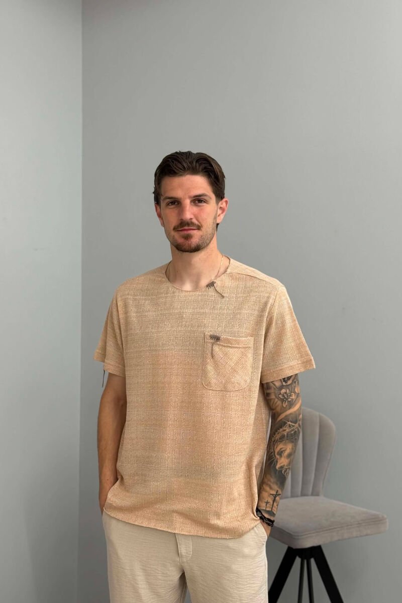 T-SHIRT I THJESHTË ME DETAJIN E XHEPIT PËR MESHKUJ NË NGJYRËN BEZHË - 1