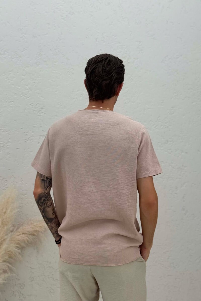 T-SHIRT I THJESHTË ME DETAJIN E XHEPIT PËR MESHKUJ NË NGJYRËN BEZHË - 2
