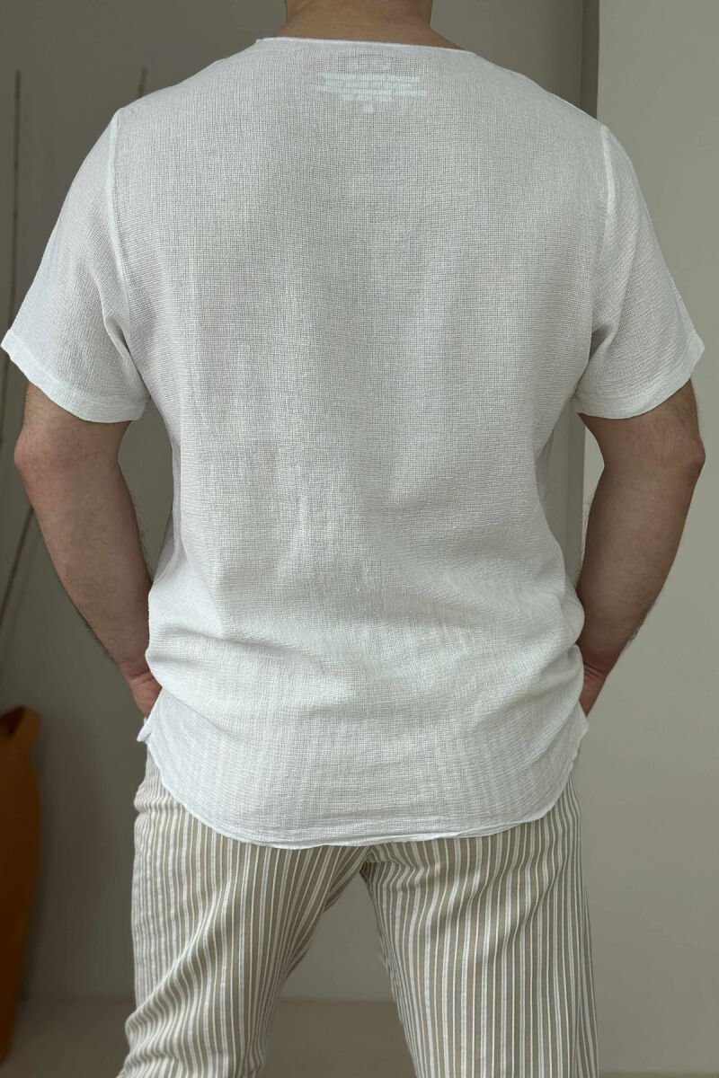 T-SHIRT I THJESHTË ME DETAJIN E XHEPIT PËR MESHKUJ NË NGJYRËN E BARDHË - 2