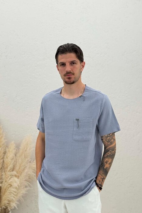 T-SHIRT I THJESHTË ME DETAJIN E XHEPIT PËR MESHKUJ NË NGJYRËN GRI+LEJLA - 1