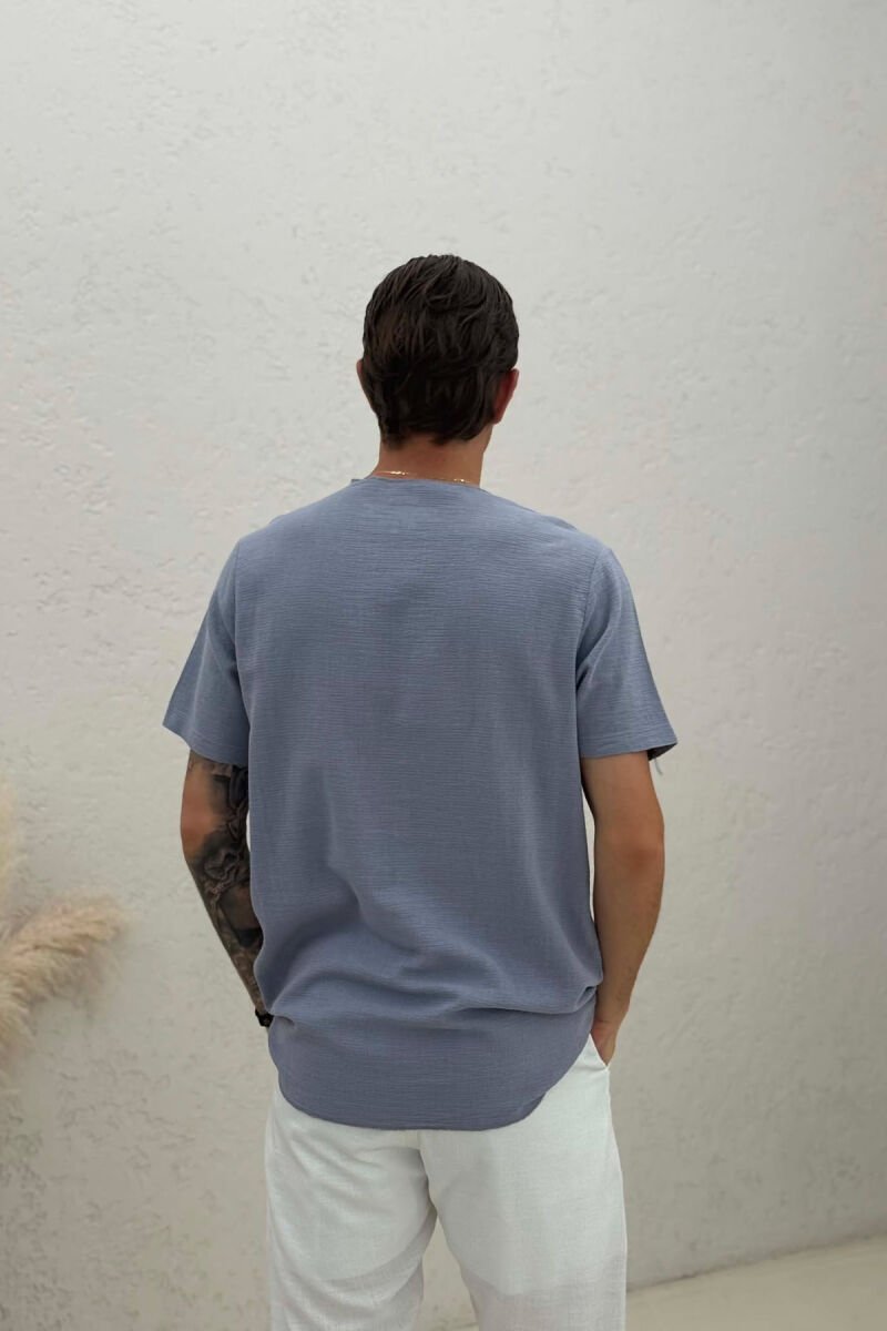 T-SHIRT I THJESHTË ME DETAJIN E XHEPIT PËR MESHKUJ NË NGJYRËN GRI+LEJLA - 2