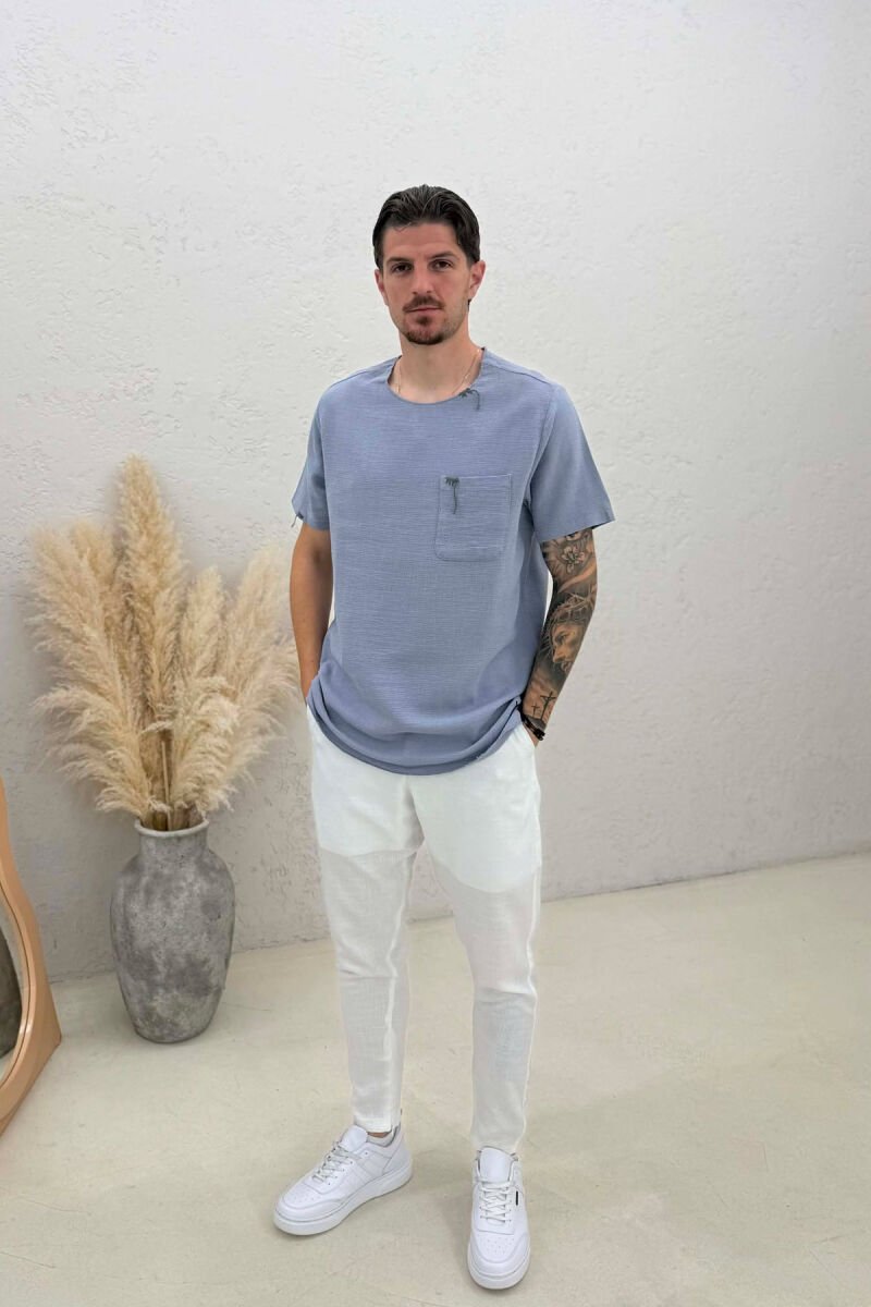 T-SHIRT I THJESHTË ME DETAJIN E XHEPIT PËR MESHKUJ NË NGJYRËN GRI+LEJLA - 3
