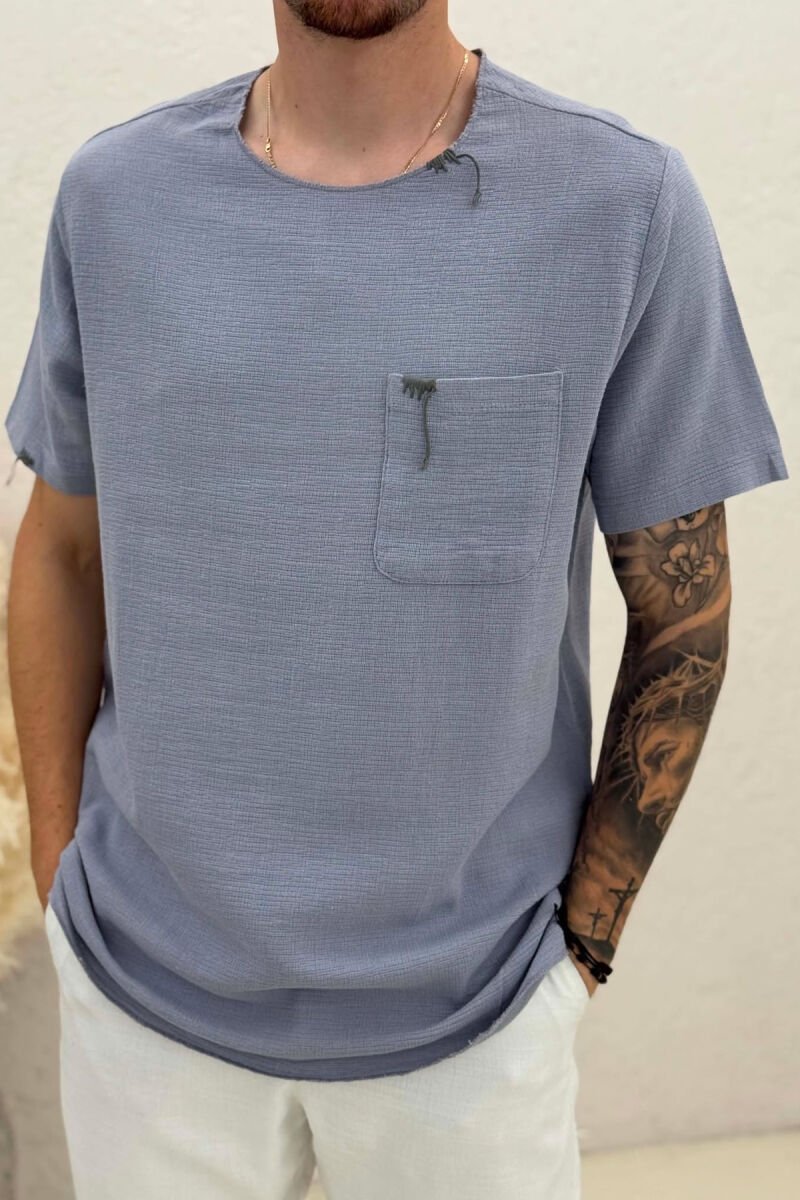 T-SHIRT I THJESHTË ME DETAJIN E XHEPIT PËR MESHKUJ NË NGJYRËN GRI+LEJLA - 4